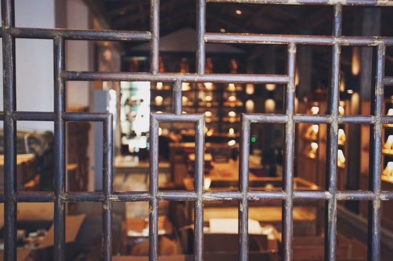 Through the window of a Chinese teahouse
#TraditionalChineseTeaCulture
#AncientChineseDecorationStyle