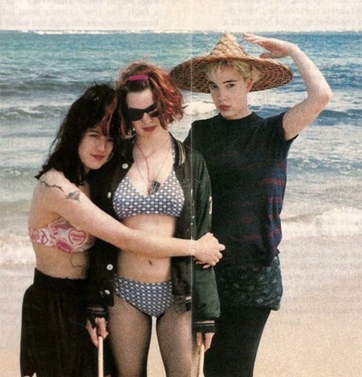 Bikini Kill in Hawaii, 1992pic.twitter.com/xKTyyBLipv.