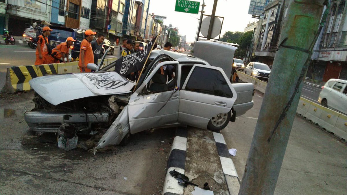 TMCPoldaMetro's tweet photo. 06:07 Kecelakaan Sedan menabrak pembatas di Jl. Biak Jakpus dan masih penanganan Polri. https://t.co/yZJU5oX4AC