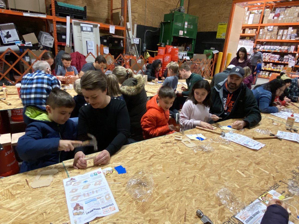 Had another outstanding #kidsworkshop yesterday! Over 150 kids had a blast making picture frame stocking ornaments🎄