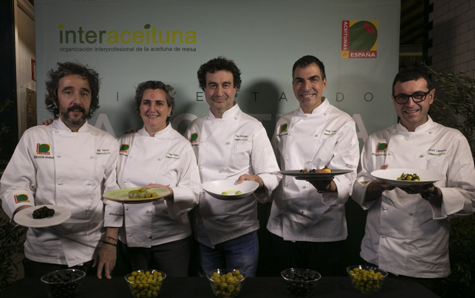 AgroNegocios (@agrnegocios) on Twitter photo Interaceituna presenta su nueva campaña #elretodelaaceituna 👉 agronegocios.es/interaceituna-…
<a href="/AceitunasEsp/">Aceitunas de España</a> <a href="/PlateaMAD/">Platea Madrid</a> @Alimentacion_es @mapagob <a href="/DiegoGuerrero75/">Diego Guerrero</a> <a href="/Pepe_elBohio/">Pepe Rodriguez</a> <a href="/RicardCamarena/">Ricard Camarena</a> <a href="/QuencodePepa/">Rest. Qüenco de Pepa y tienda "La Huerta de Pepa"</a> @ramonfreixa Interaceituna presenta su nueva campaña #elretodelaaceituna 👉 agronegocios.es/interaceituna-…
<a href="/AceitunasEsp/">Aceitunas de España</a> <a href="/PlateaMAD/">Platea Madrid</a> @Alimentacion_es @mapagob <a href="/DiegoGuerrero75/">Diego Guerrero</a> <a href="/Pepe_elBohio/">Pepe Rodriguez</a> <a href="/RicardCamarena/">Ricard Camarena</a> <a href="/QuencodePepa/">Rest. Qüenco de Pepa y tienda "La Huerta de Pepa"</a> @ramonfreixa