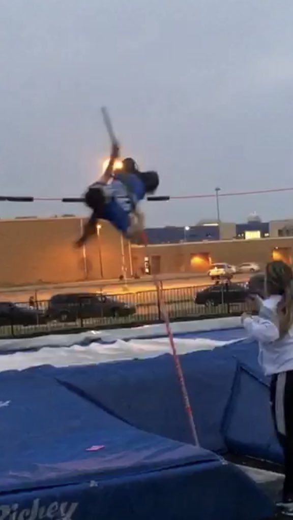 CallieCam_'s tweet photo. BEFORE & AFTER of ‘22 vaulter Chloe Prentiss (plant & swing) 5 months apart. #VaultLightsOut #LightsOutClubVault https://t.co/yRUzaRh2nn