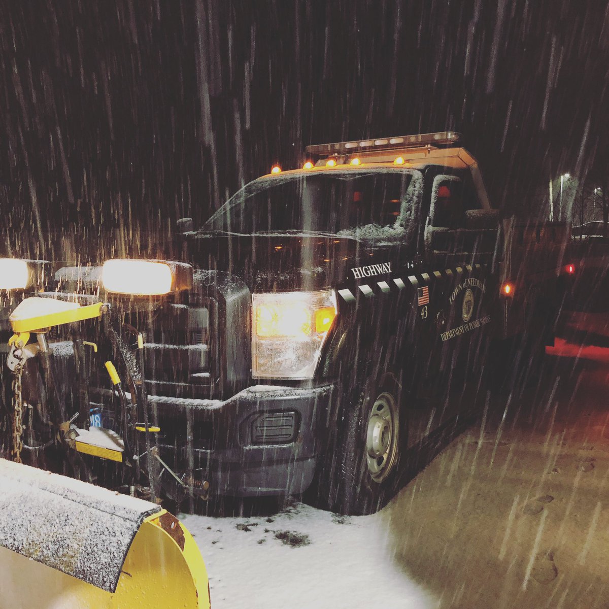 TownofNeedham's tweet photo. Weโre out here! Crews have been out pre-treating roads since 1:30 pm. Theyโll continue to salt throughout Town as long as the snow comes down. Plows will take over later tonight if the snow starts to pile up. Check in here for updates. #winter #snow #Needham #firstwinterstorm https://t.co/w6WJh2mZd2
