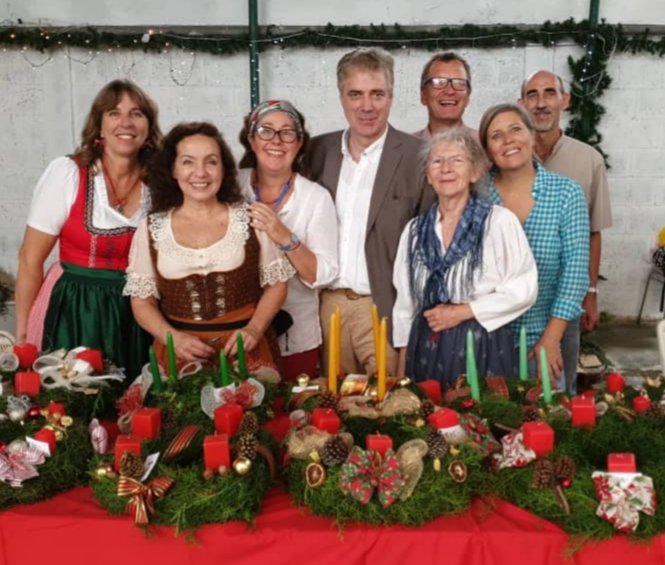 AlemaniaVzla's tweet photo. El Embajador Daniel Kriener, estuvo presente en el tradicional mercado navideño de la Iglesia Luterana de La Castellana. 

Además de las especialidades culinarias alemanas, las coronas de Adviento fueron también protagonistas, especialmente hoy, primer domingo de Adviento. 🎄 https://t.co/7y2Woo0sxt