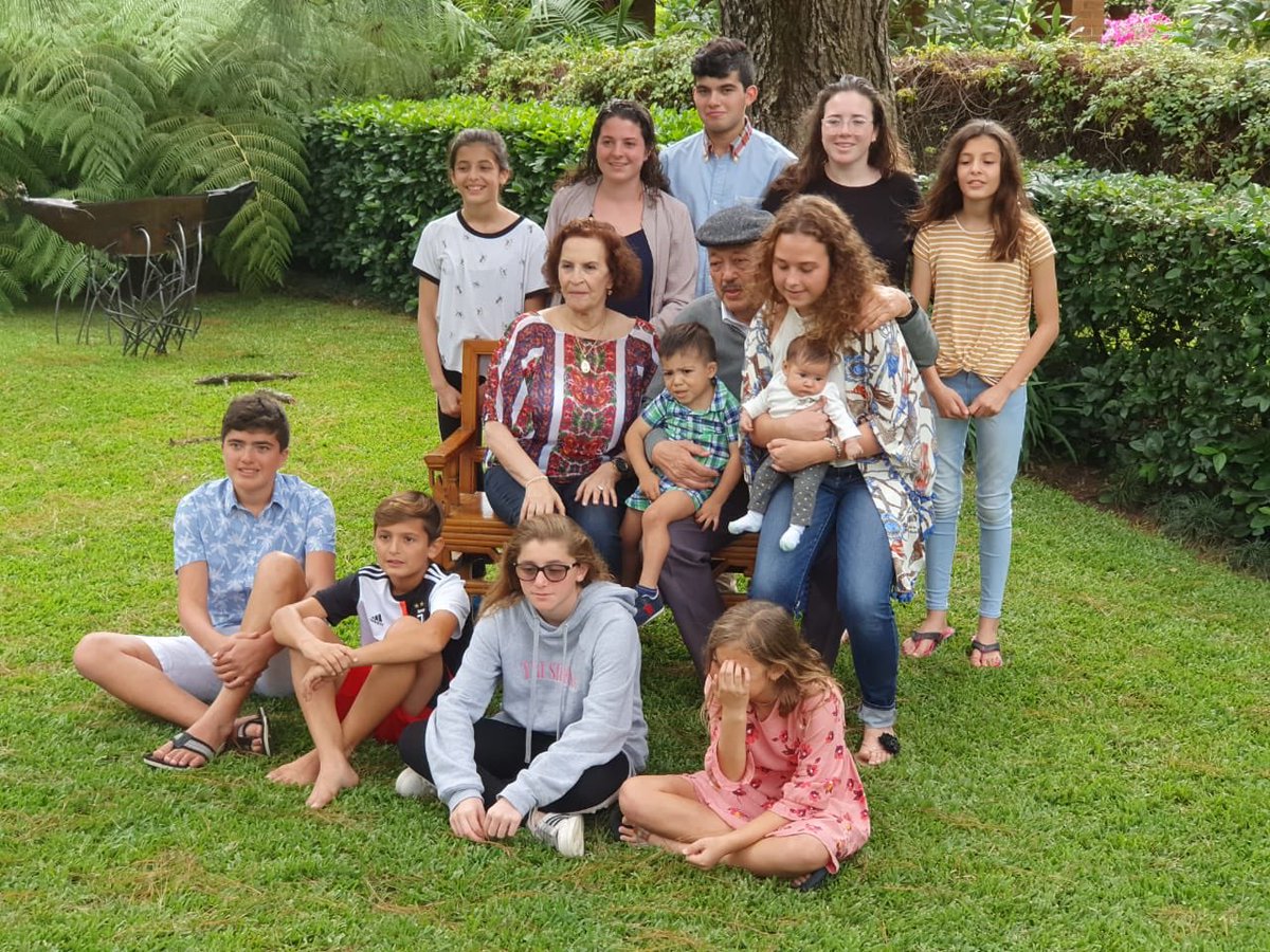 JoeyContreras19's tweet photo. Hoy yo comí con mi familia y fuimos a misa y después a pasear. Esto es una foto de mis abuelos y mis primos. #rhsesp https://t.co/BfBBRsOaYk
