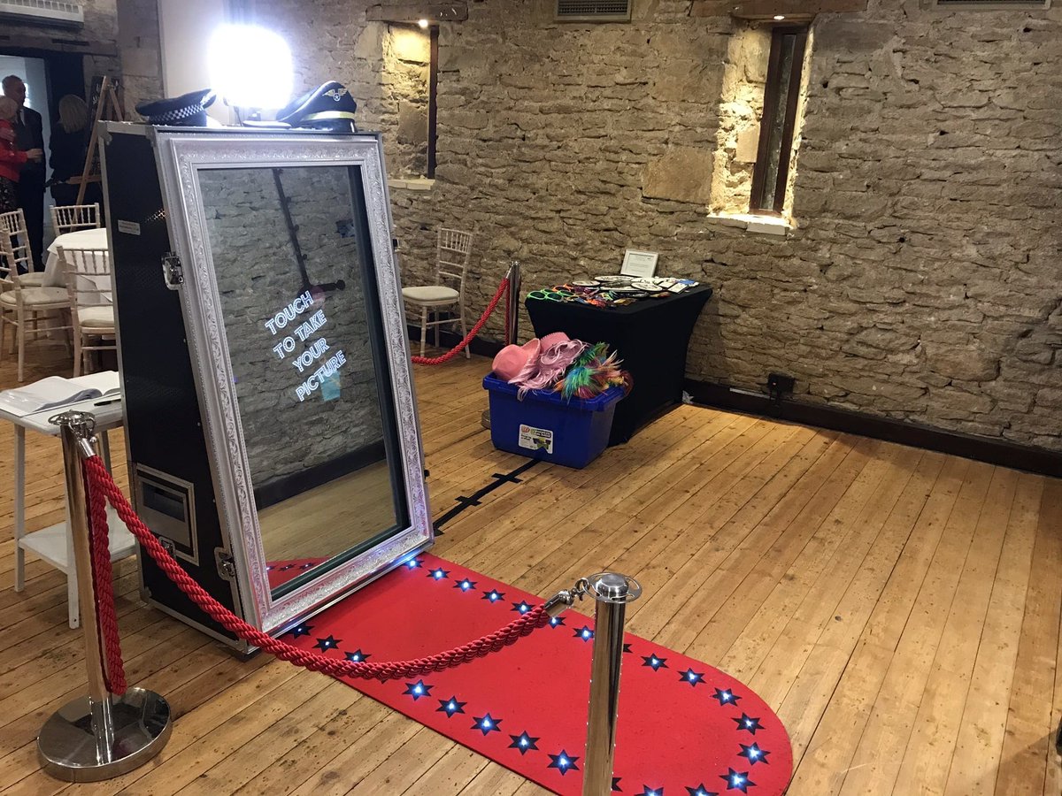 soundwave1999's tweet photo. Magic a Mirror time :)

#magicmirror #selfiemirror #photoboothfun https://t.co/kFahPtVmGG