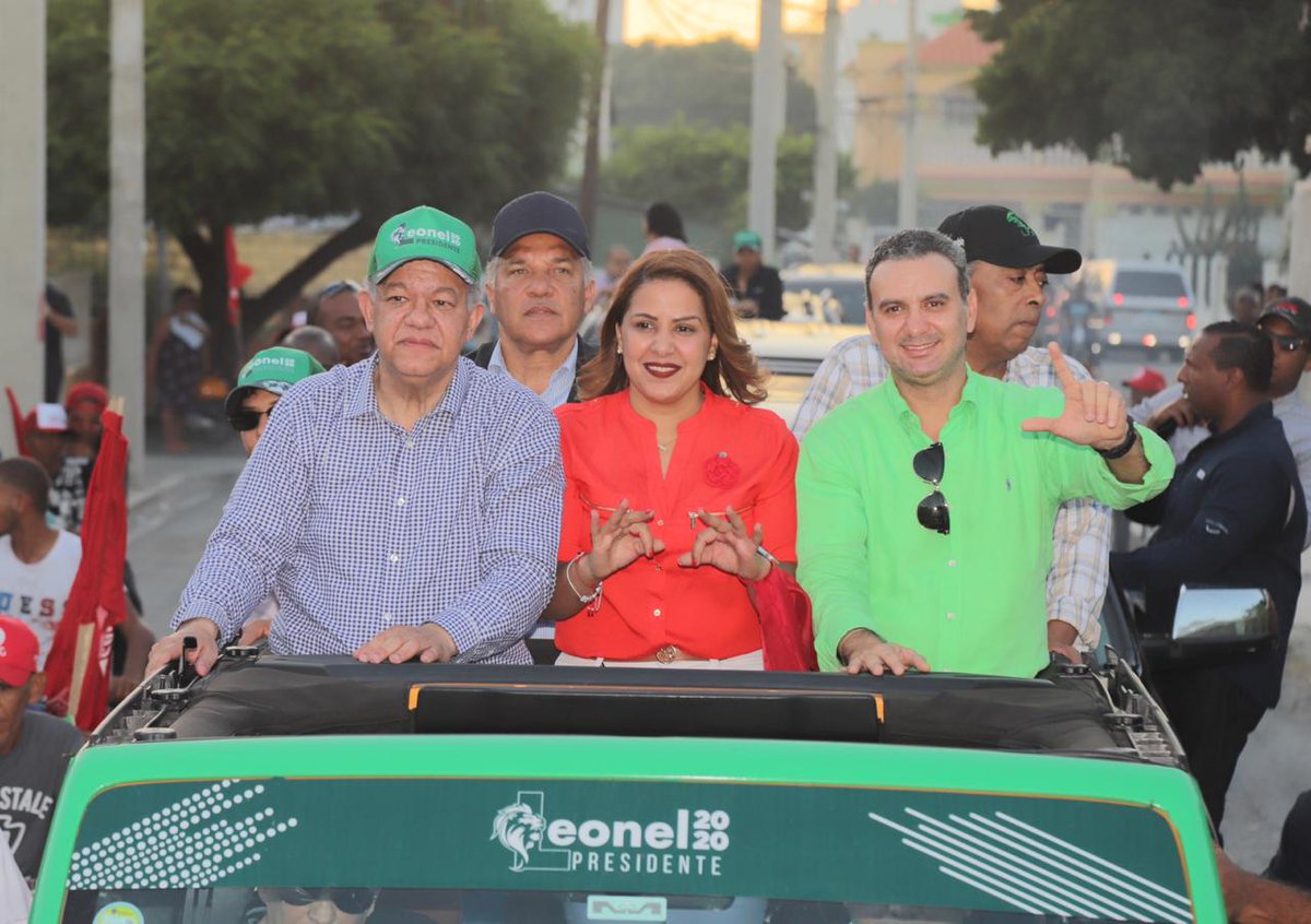 PartidoPRSC's tweet photo. Nuestro recorrido 🚙 por la región sur continua con @mabelcastillord candidata a la alcaldía de Baní, una mujer inteligente, joven con una vision y mision enfocada en valores por la mejora de su municipio  #UNO 🇩🇴 #JuntosSomosImparables ✊ #BastaYa https://t.co/nDpJclnjeO