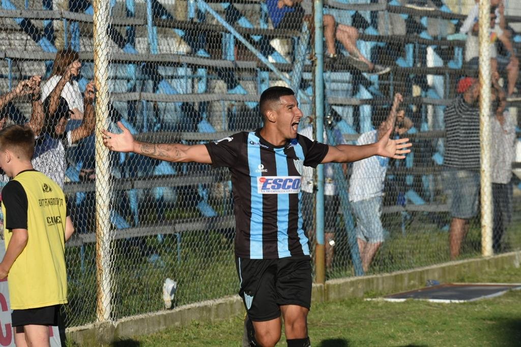 ¡Clásico es ganarles!
Juve 2 Gimnasia 0
⚽ Leandro Larrea x2

PH: Mauricio Ríos.