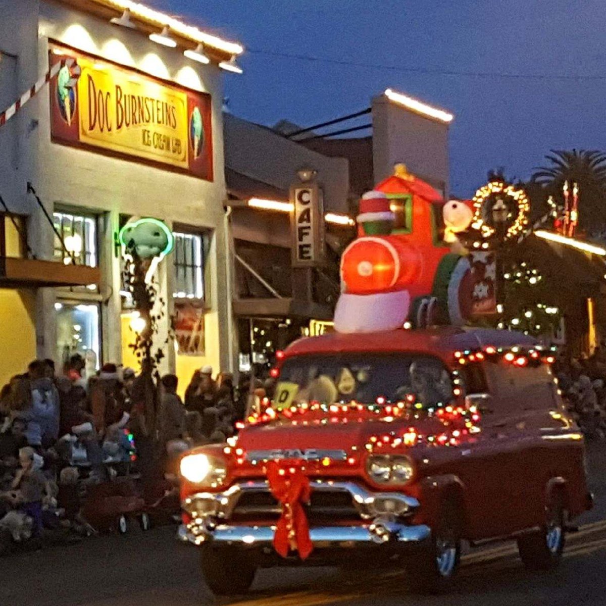 DocBurnsteins's tweet photo. Rain or shine, the Arroyo Grande Village Parade tonight at 5pm! https://t.co/qTDSKHEWkZ