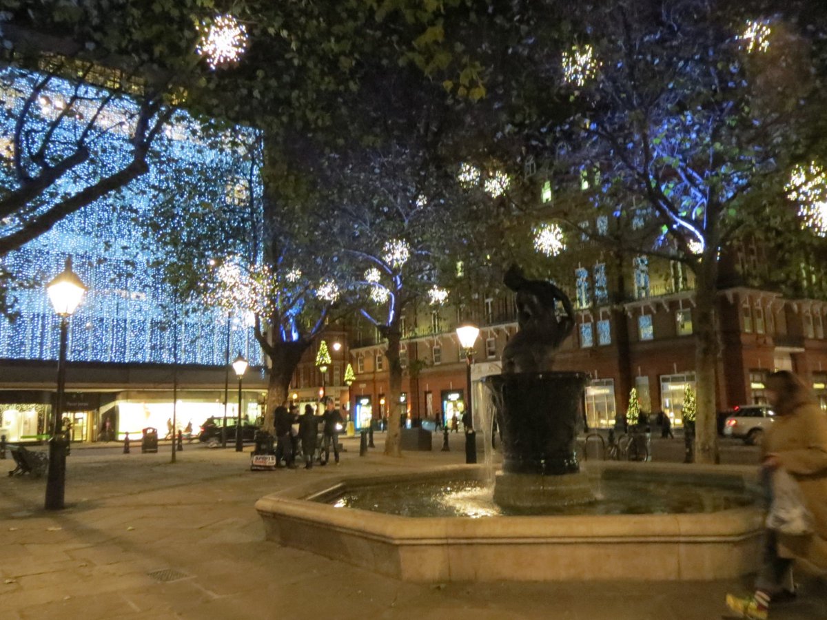 ChelseaRemembe1's tweet photo. Sloane Square Christmas 2014 https://t.co/1EJ6y8GJBx