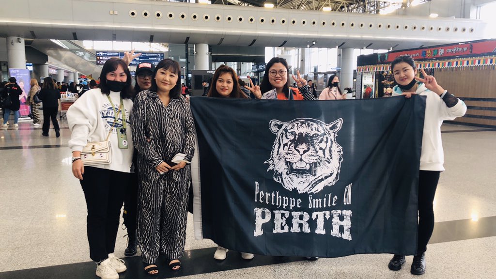 PerthppeSmileCN's tweet image. Thanks to Pae Mae @pupaemanager 💐💐Also thanks the fans with their love for our Perth’s Tiger flag😆😆We will always be with you in this way, all the love just for @perthppe

#รอยยิ้มของชูครีม 
#PerthTanapon 
#พวกของเจื๋อ