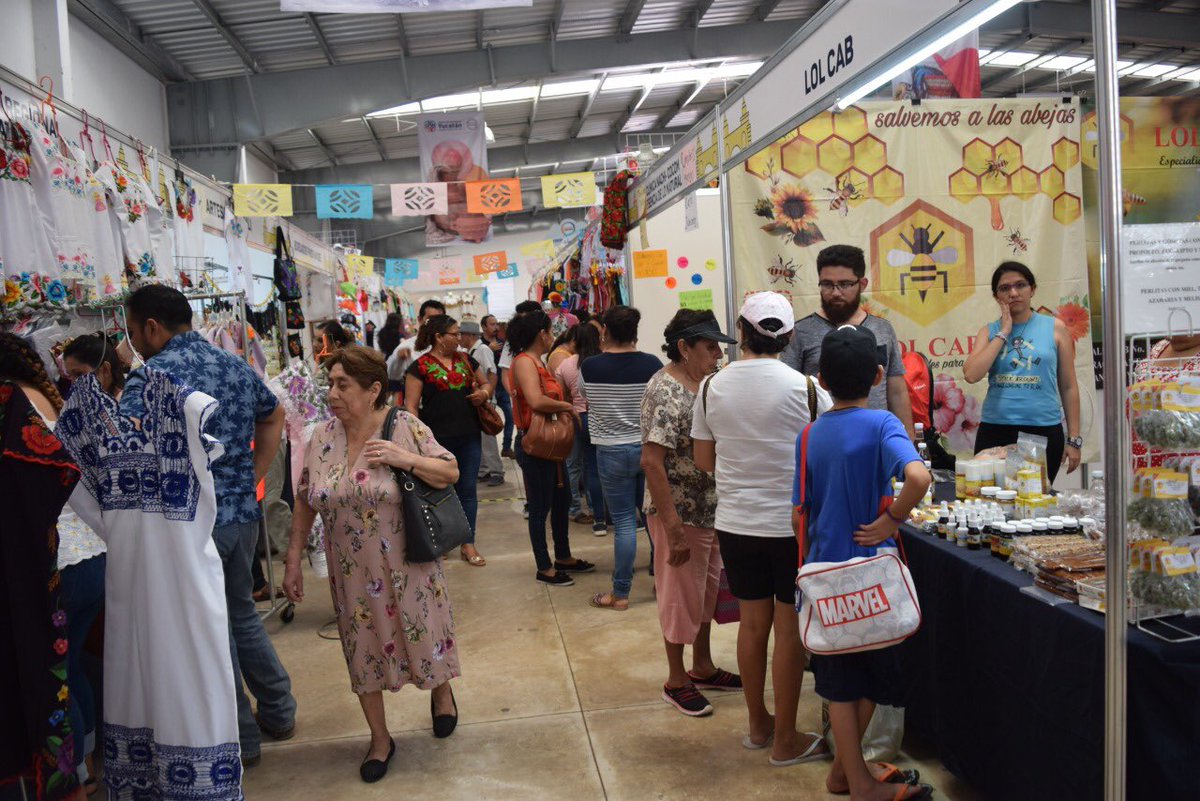 CAEYYucatan's tweet photo. Durante la @Feria_Yucatan Xmatkuil 2019, miles de asistentes visitaron la Nave del Gobierno del Estado que albergó a 128 artesanas y artesanos de la entidad, quienes tuvieron la oportunidad de mostrar su trabajo artesanal. #FeriaYucatán2019 #CAEY https://t.co/3fGRJHOnPk