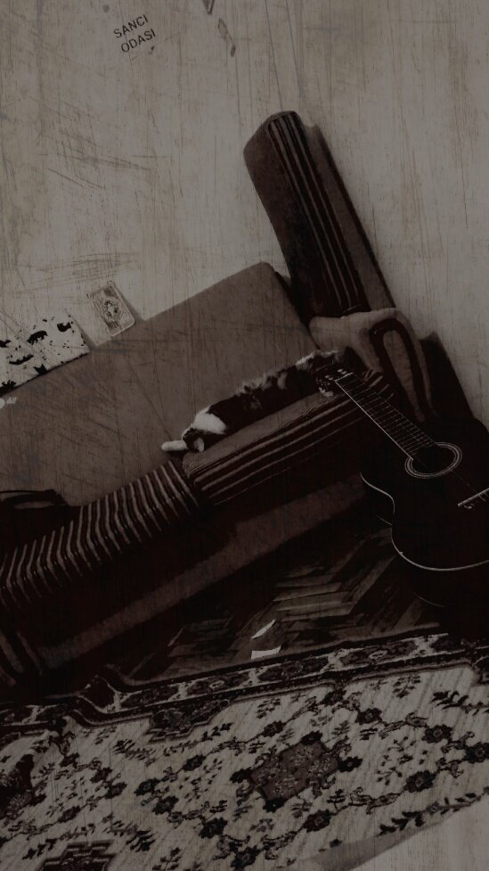 Hayat sıkıcı ve anlamsız. Büyük umutlarla başlıyoruz, sonra çuvallıyoruz. Aslında kısa ve hayal kırıklıklarıyla dolu bir hayat yaşar sonra da ölürüz""