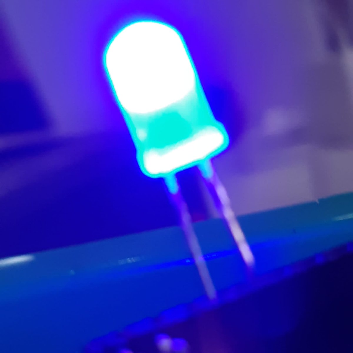 coderdojobag's tweet image. Manuel Patiño @Manuel_Sutemi ha dirigido el grupo Amperios con Arduino. El proyecto elegido para hacer su #HelloWorld ha sido el programa Blink para hacer parpadear un #LED 
@CoderDojo @dcuartielles @lahoramaker @sergioeclectico @MonicaLMontoya #Arduino