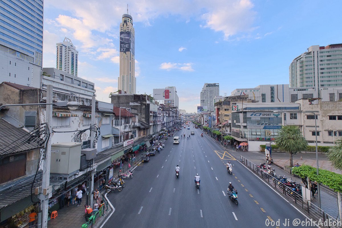 chIrAdEch's tweet image. Wide view on Bangkok
========
บางมุมที่เราเคยผ่าน เคยเจอ หรือ เคยเห็น แล้วในเวลานั้นมันเอาชนะไม่ได้ 
พอวันหนึ่งเจ้าไอเทมที่ทำให้เราเอาชนะมันได้มาอยู่ในมือ เรื่องราวความสนุกจึงเกิดขึ้นในการไล่ล่าหามุมเหล่านั้น
cc: @teeradets
#WideView #ลองเลนส์เล่น