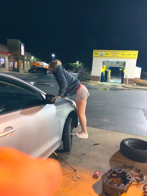 anmoellinger's tweet photo. You’re funny if you think my mother accompanied me back to clemson for anything other than to be my personal photographer #flat #tire https://t.co/Djy9WU1X9e