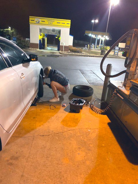 anmoellinger's tweet photo. You’re funny if you think my mother accompanied me back to clemson for anything other than to be my personal photographer #flat #tire https://t.co/Djy9WU1X9e