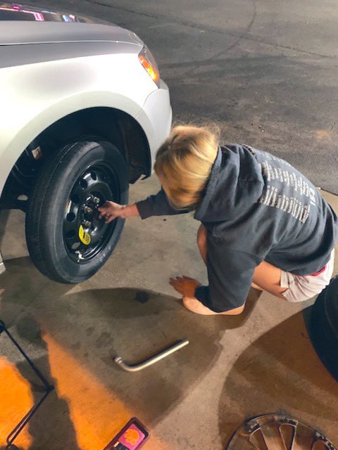 anmoellinger's tweet photo. You’re funny if you think my mother accompanied me back to clemson for anything other than to be my personal photographer #flat #tire https://t.co/Djy9WU1X9e