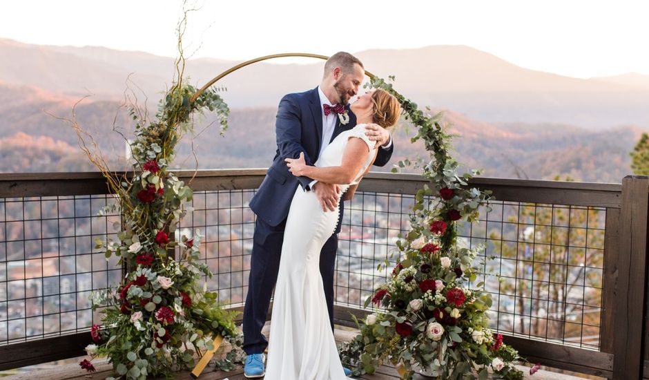 We're swooning over Melissa + Matt's rustic winter #Tennessee wedding 😍✨ {ST Photography}