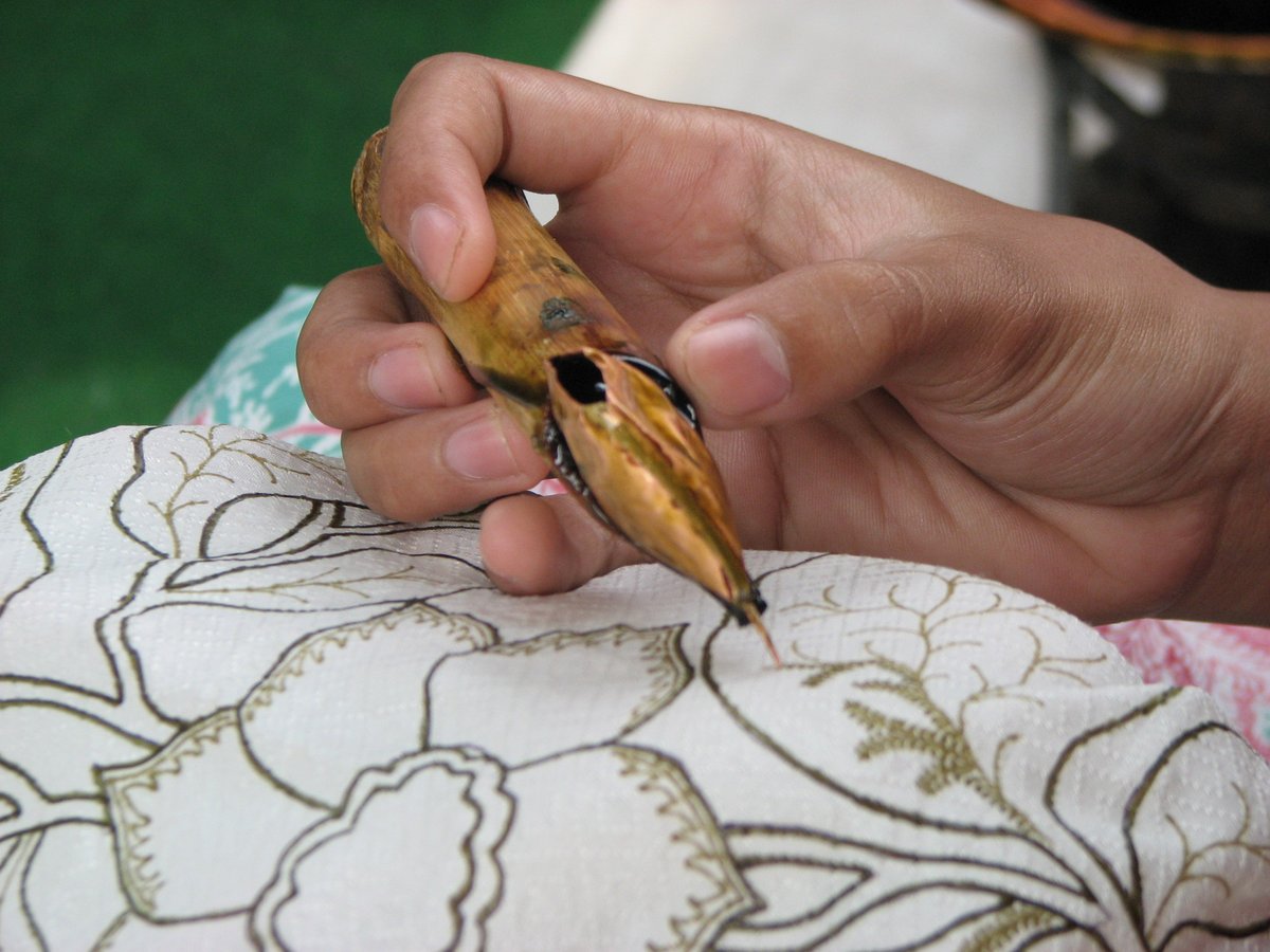 #UNDay2019 hingga saat ini, @UNESCO tlh menginskripsi 9 Warisan Budaya Takbenda Indonesia, salah satunya a/ Batik. Batik Indonesia diinskripsi UNESCO sbg Intangible Cultural Heritage of Humanity.

Tahukah #SahabatKemlu kpn penetapan Batik Indonesia tsb dilakukan?
a. 2007
b. 2009