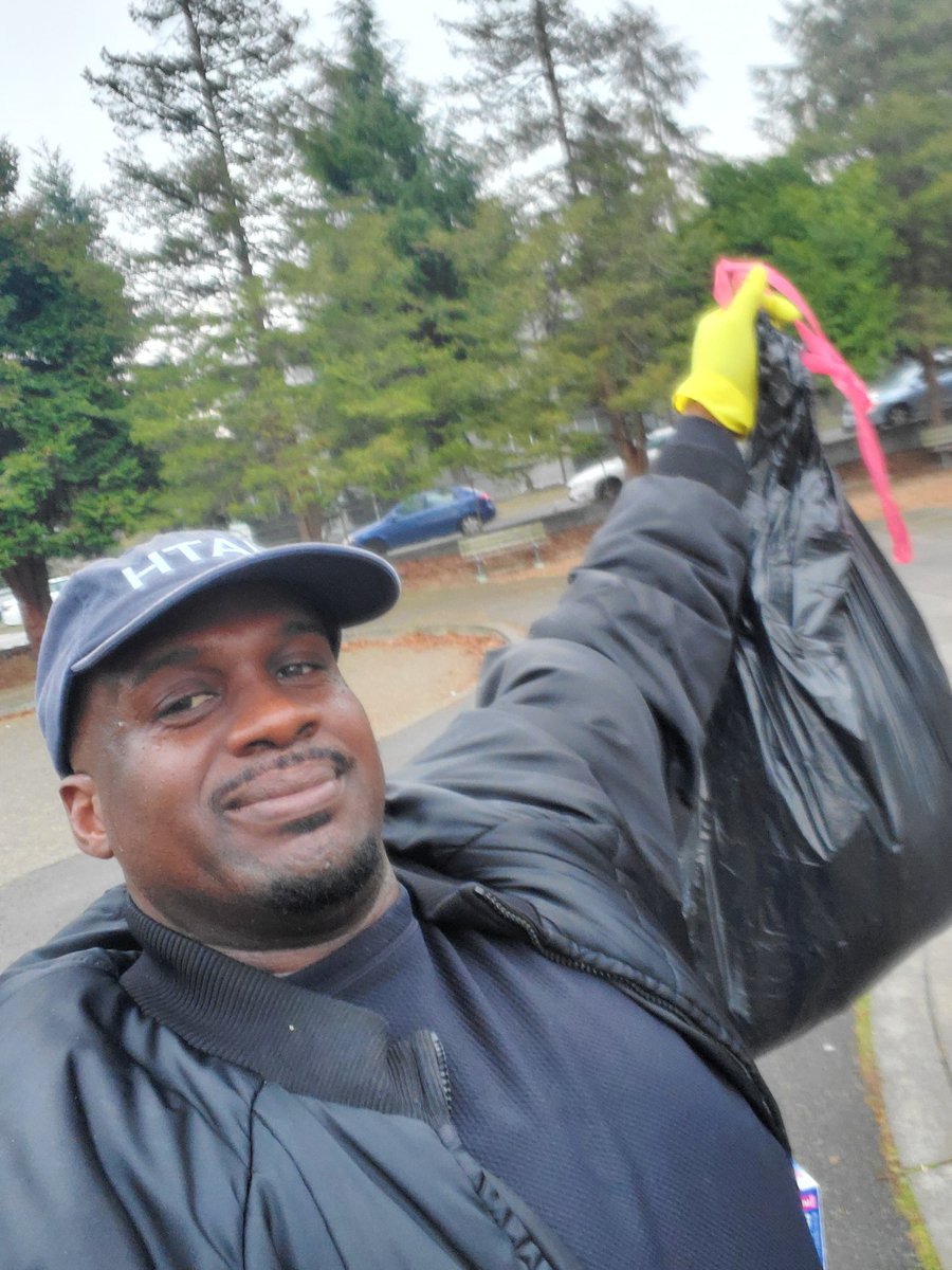 mrgreenwood206's tweet image. Wrapped up #PledgeForHumanity a little bit ago. And had the opportunity to share some Yang policy and ideas with a couple passers bys. 
Even inspired a Teenager to use a trashcan (ha!)