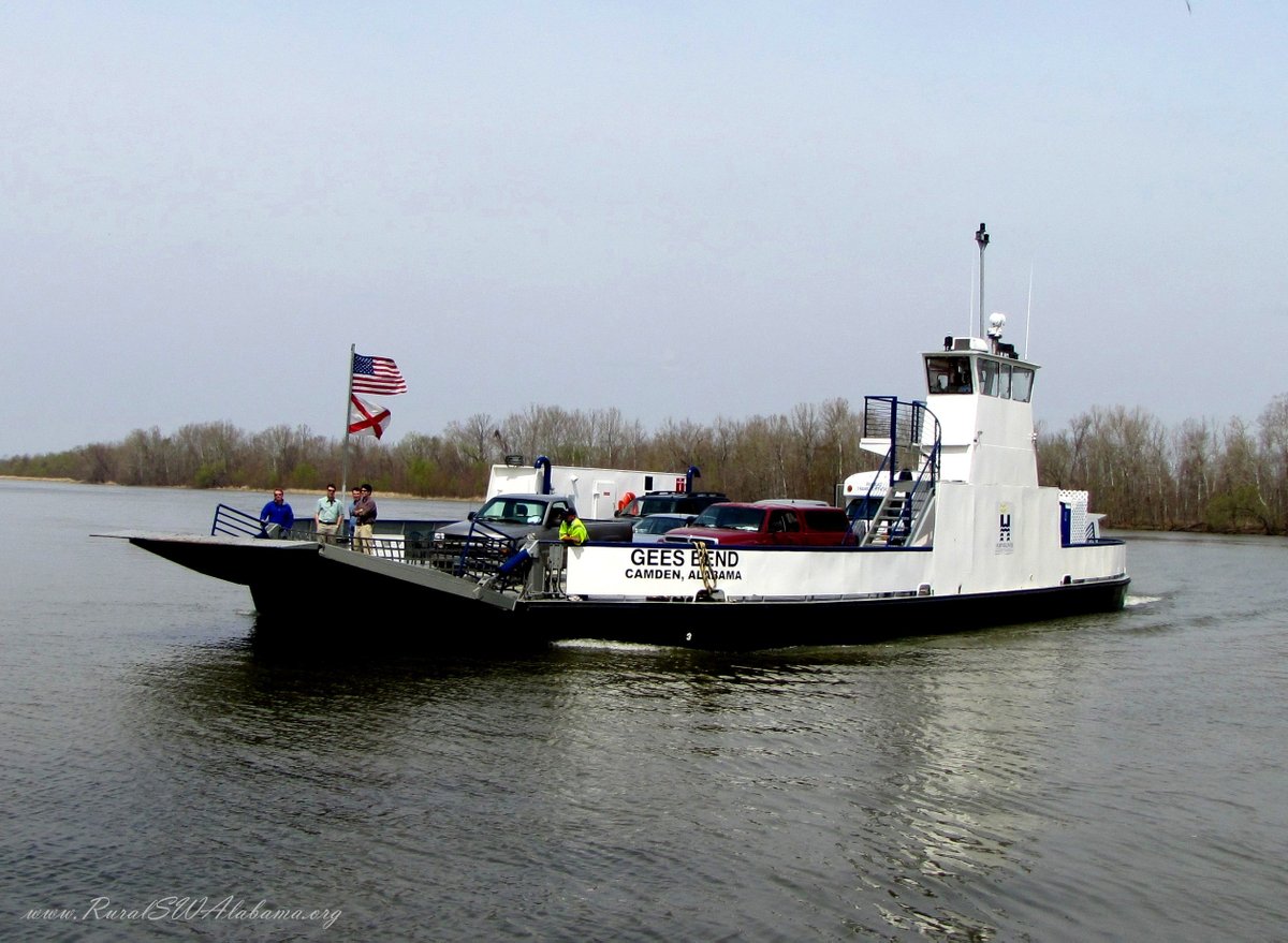RuralSWAlabama's tweet photo. Gee’s Bend Ferry arriving with passengers... https://t.co/sTu3XThPpM https://t.co/SWyhx14a5x