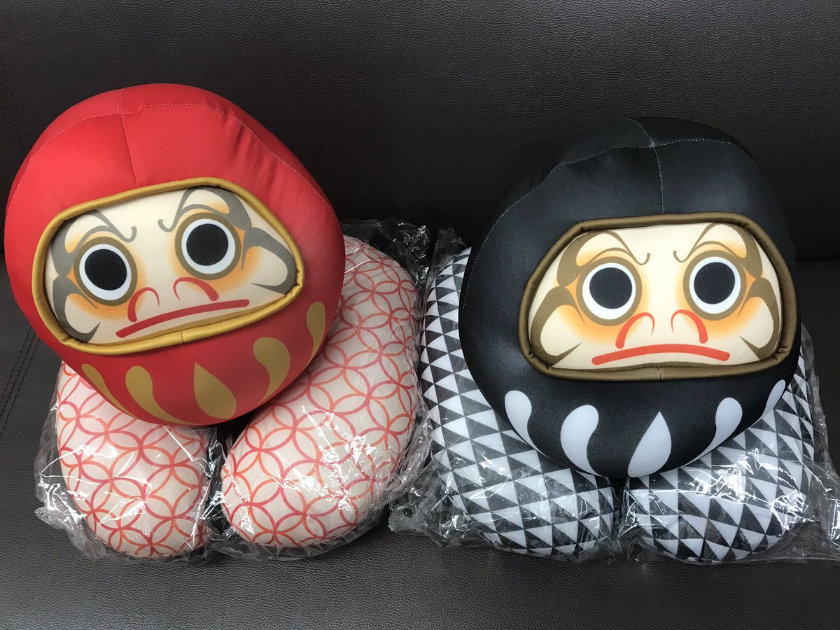 プラザトキワ ベベ En Twitter こちらはパウダービーズの入った ダルマクッション 後ろのファスナーを開けて中身を 引っ張り出すと ネックピロー に変身します だるまさんは赤 黒の2種類 縁起物なので 普段は飾って置いてもok 便利に使いましょう