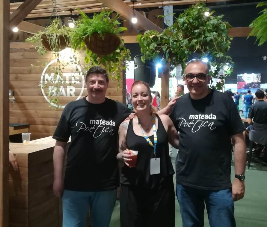Muchas gracias a la genia <a href="/sabrinalamas/">sabrina lamas</a> con quien compartimos el espacio del Patio Matero de <a href="/FeriaMatear/">FeriaMATEAR  🇦🇷</a>  entre sus tragos, los mates y la poesia, un cálido saludo! 
#mateadapoetica #Matear2019