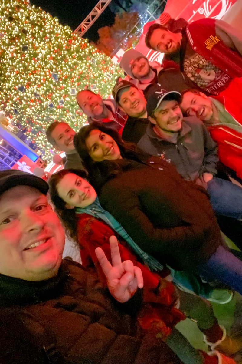 nlaschkewitsch's tweet photo. Great fun with great friends on Friday for opening night of #GAWinterFest @CAGreatAmerica! π https://t.co/y66fQCUDKG