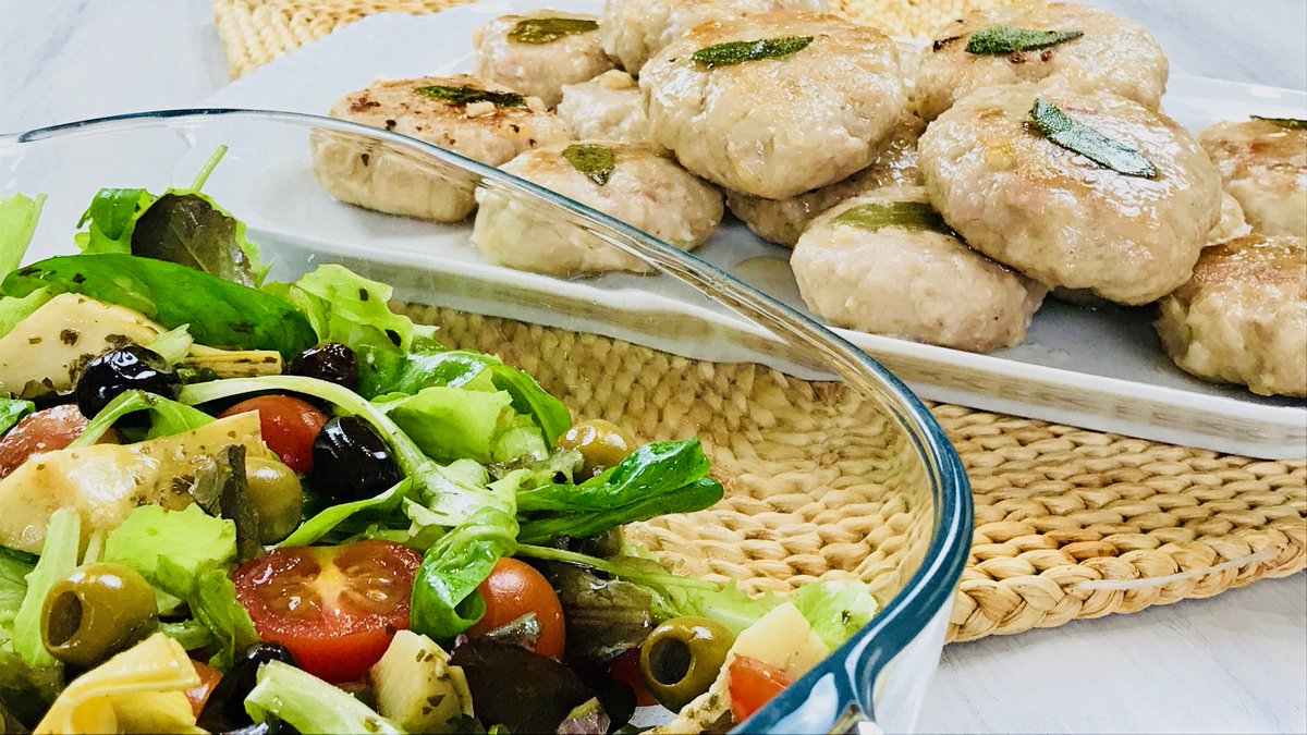 Polpette di pollo e prosciutto cotto, tenere, gustose e dal sapore delicato, queste polpette  faranno felice tutta la famiglia. Ricetta primadelcaffe.blogspot.com/2019/05/polpet…
#polpette #ricette #primadelcaffe
