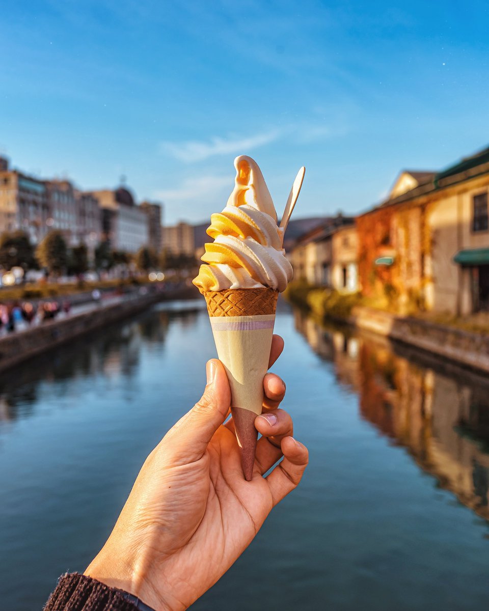 FirexJourney's tweet photo. 🇯🇵🍦❄ เที่ยวคลองเมืองโอตารุ ฮอกไกโดแล้ว อย่าลืมสั่งไอติมซอฟท์เสิร์ฟนม+เมล่อน ที่ร้านตรงริมคลองนี่นะครับพี่ 😍🤩 โคนละ 350 เยน (90 บาท) รสหวานหอมนมงัว ผสมกลิ่นเมล่อน เด็กอ้วลแฮปปี้~🤩❤ https://t.co/8anMHf2Zh5