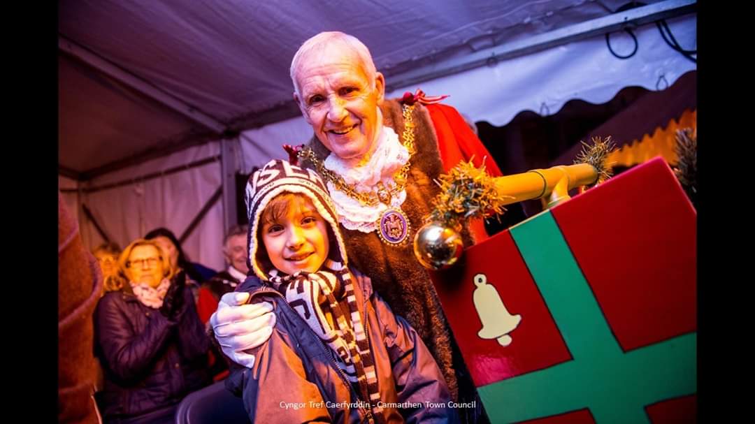Calendr Nadolig 02.12.19 Advent Calendar 🎄
Maer/Mayor Jeff Thomas a/and Ruben 😊 #Caerfyrddin #Carmarthen #CaruCaerfyrddin #LoveCarmarthen #lleol #local #Nadolig #Christmas