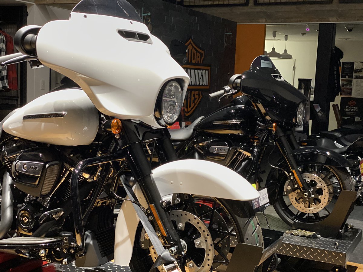 ハーレーダビッドソン徳島 今日は月曜日で定休日です 現在ショールームのリフト上に ストリートグライドスペシャル Flhxs を展示しています 白か黒かどちらが好みでしょうか 白は年モデル 黒は19年モデルです 見た目は見えるところで