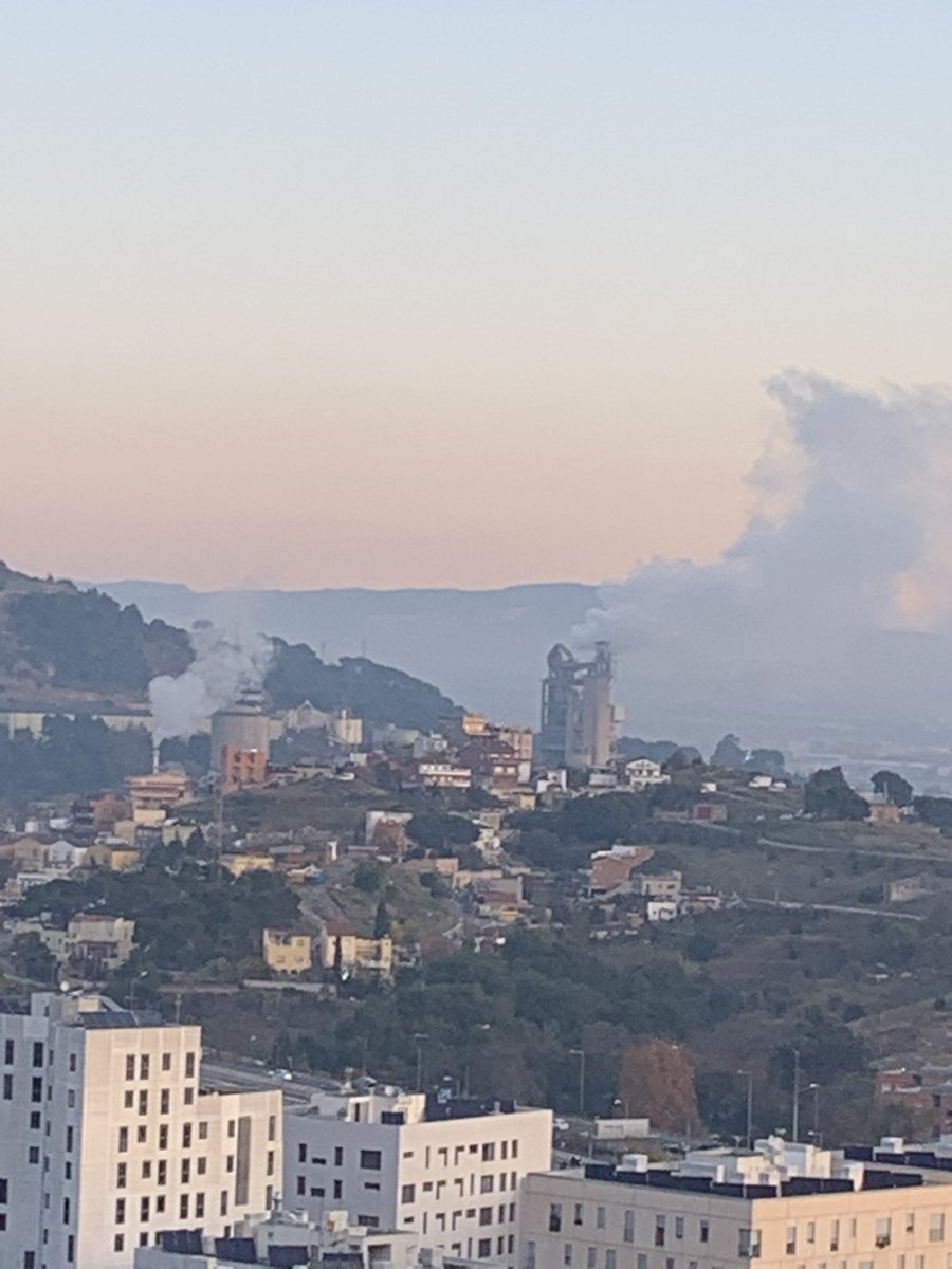 Empieza la #CumbreDelClima y la fábrica de Cemento Asland de en frente de mi casa se lo toma al pie de la letra