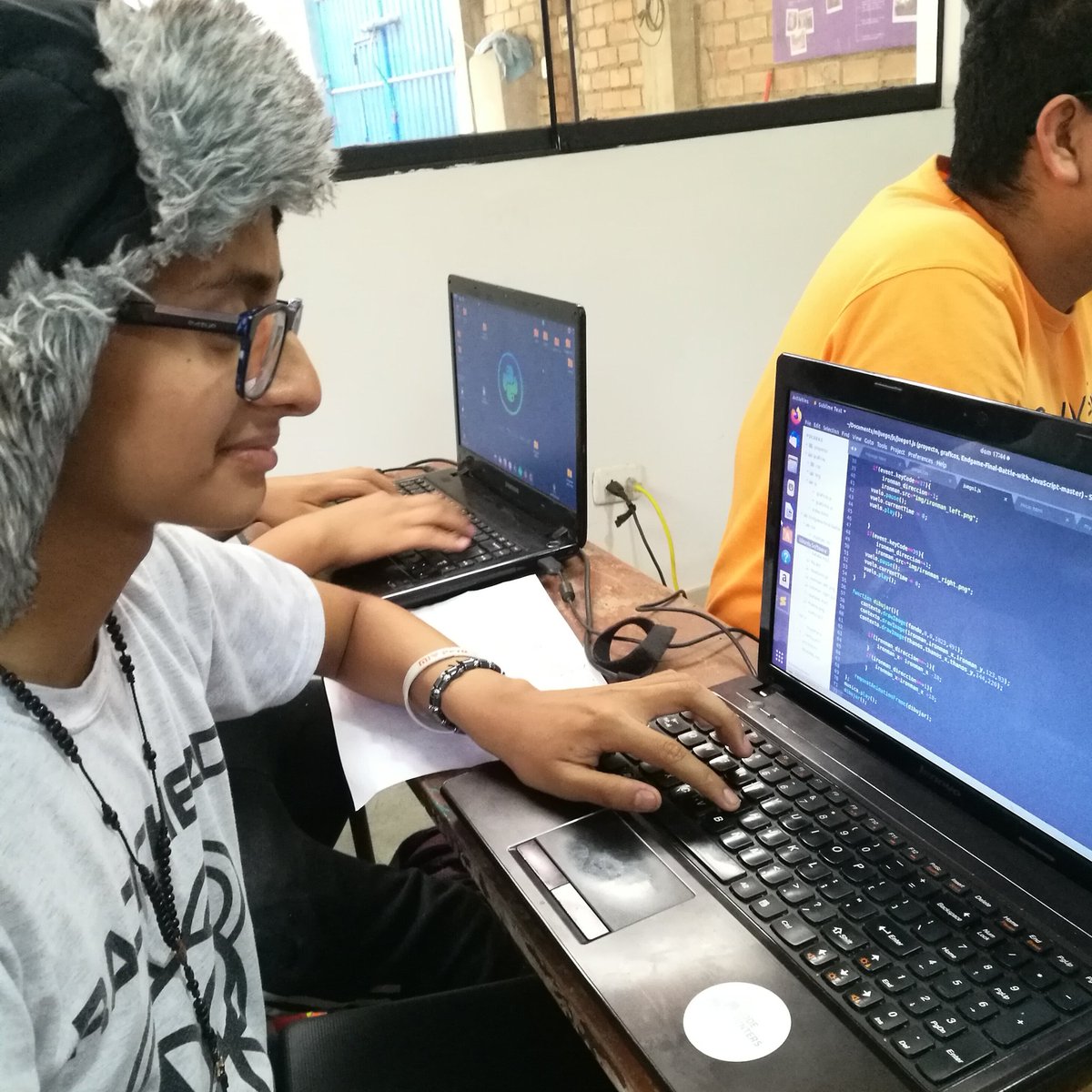 CodeHuntersLab's tweet image. Integrantes de la #GeneraciónCHL 9 de @CodeHuntersLab, en #Carabayllo, programaron animaciones con Canvas y #JavaScript. Thanos y Ironman fueron los protagonistas y conceptos como el plano cartesiano y la gravedad, se abordaron de forma lúdica 👩🏻💻👨🏻💻🌎🚀
#Programación #Algoritmos