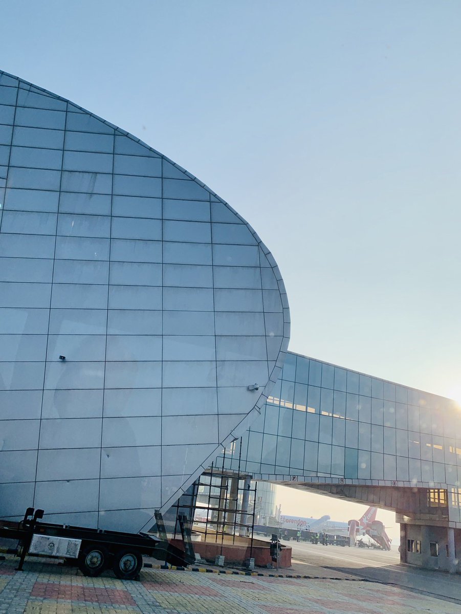 ShanooBhatia's tweet image. #JaipurAirport design is a historic blunder. One that should go down in history as a lost opportunity to tell an enriching story of culture, craft &amp;amp; beauty. #architecture #publicspacedesign #publicarhitecture #builtforms #airportdesign #context #storytelling #gatewaytoacity