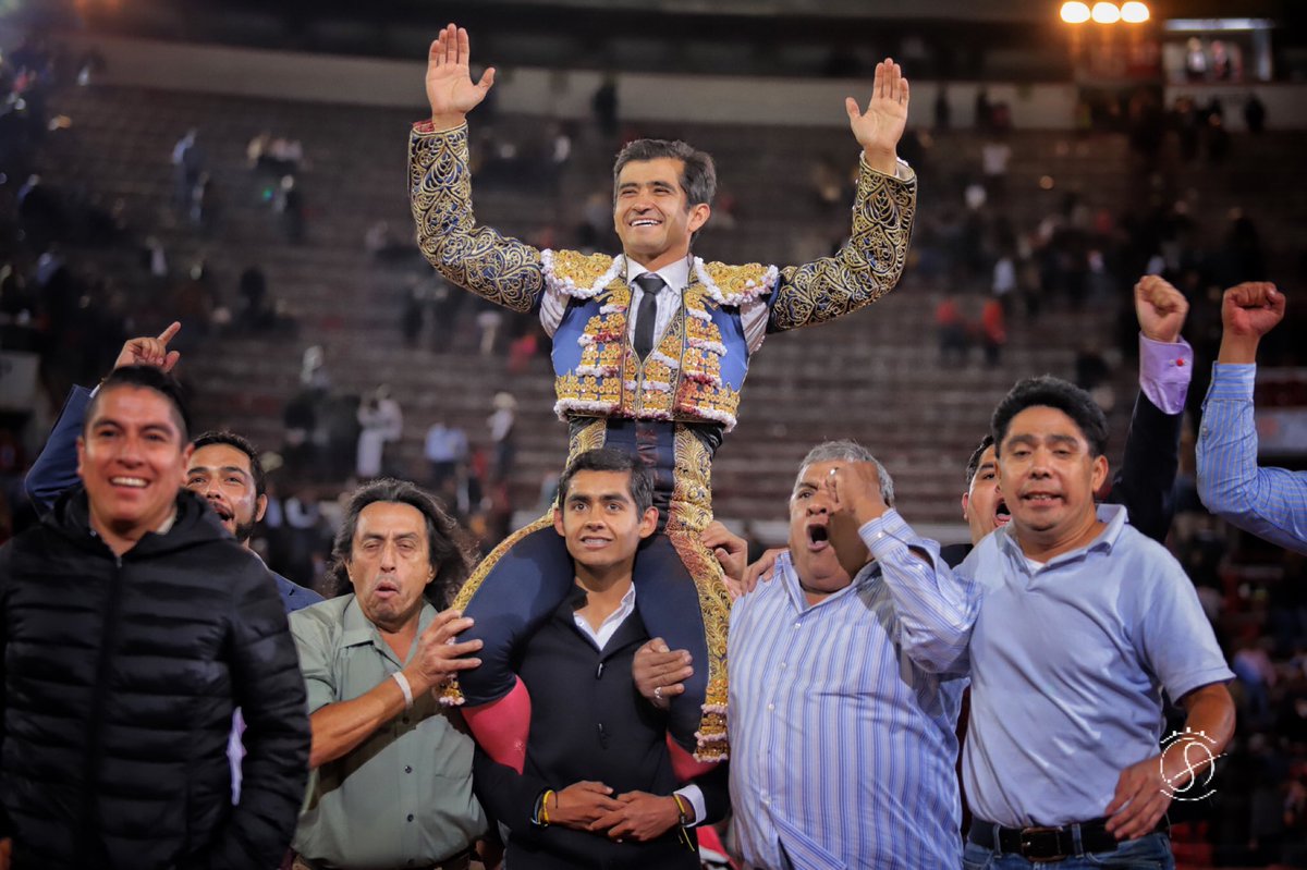 #LaMéxico 🇲🇽 Así fue su DÉCIMA salida a hombros el día de hoy en la #MonumentalPlazaDeTorosMéxico #JoselitoAdame