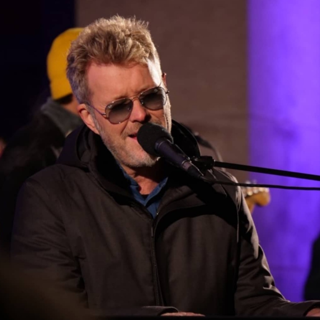 AustraliaAha's tweet photo. MAGNE PERFORMING LAST NIGHT
"THERE GOES ANOTHER YEAR" IN SUB ZERO 5 CONDITIONS AND FULL OF COLD
📸@frelsesarmeen IG
Thanks to @magne_furuholmen
#aha #mortenharket #magnefuruholmen #paulwaaktaarsavoy #theregoesanotheryear #ahacollection #norway #christmas #whitexmaslies https://t.co/1mgFyqVWQD