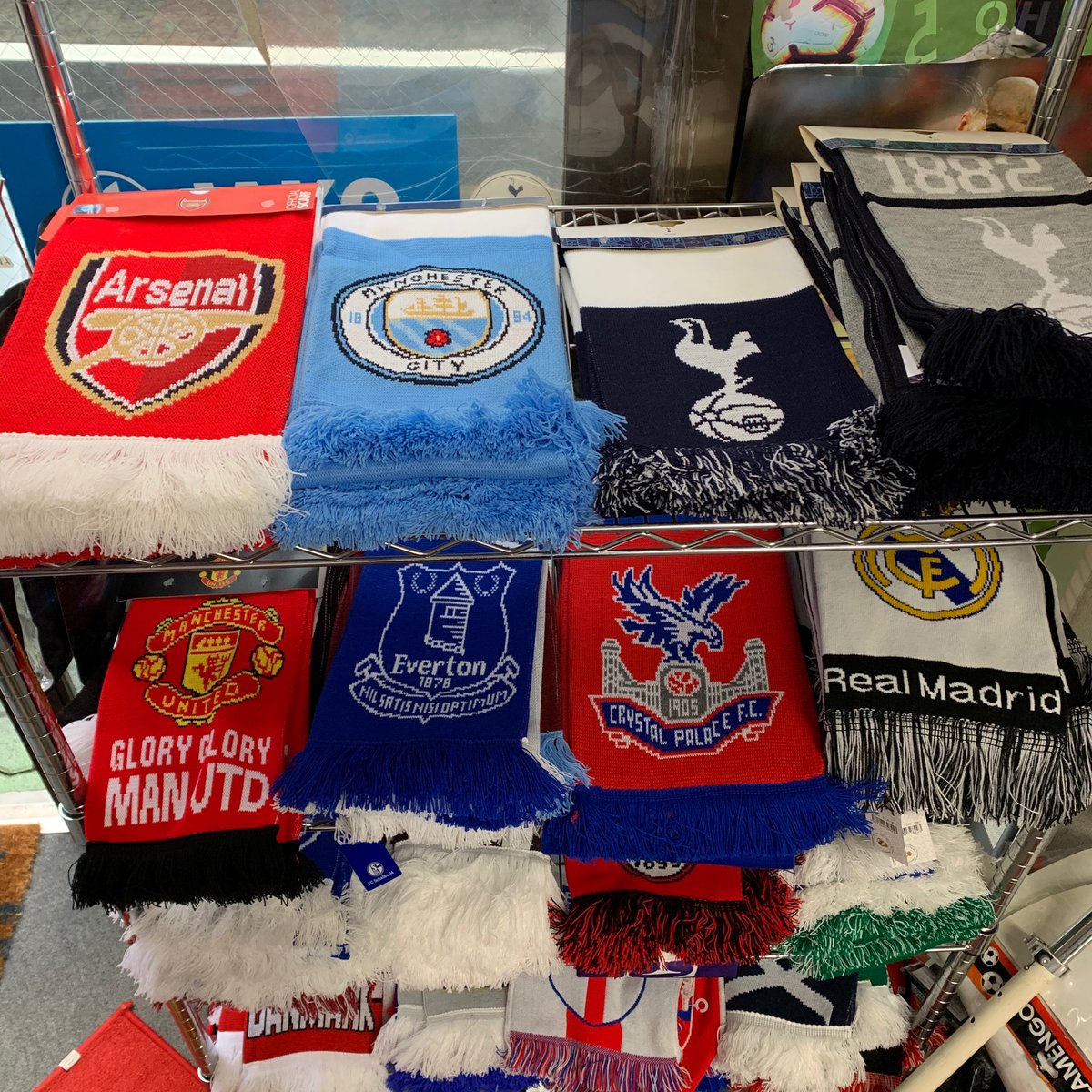 サッカーショップfcfa 実店舗open 営業時間 11時 18時 公式サイトopen Twitterissa さらに 英国直輸入の リバプール のクラブオフィシャルのニットキャップ 手袋 マフラー も入荷 オリジナルストアの方ではマフラーコーナー 冬物アイテムコーナーも