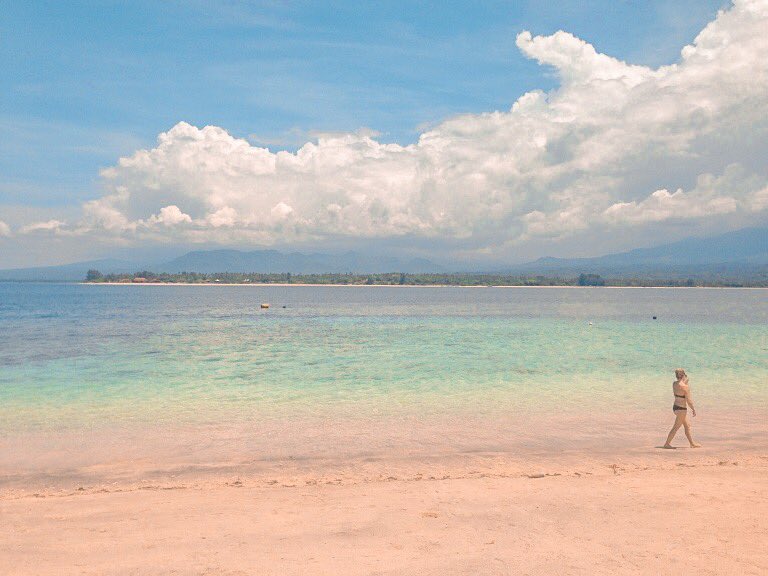 _doraredre's tweet photo. Mau share backpacker ke Lombok selama 7D6N dg cost +- 1750 include makan, transport, hotel, snorkeling, sewa motor. Destinasi ke Gili, Lombok, Bali

Via darat dan laut, pglaman di jalan 1 hari 1 malam. SERU BGT!

Ga sabar sm thread ini, bisa liat videonya https://t.co/2shl6CtUKo https://t.co/0Udsvrf2Ww