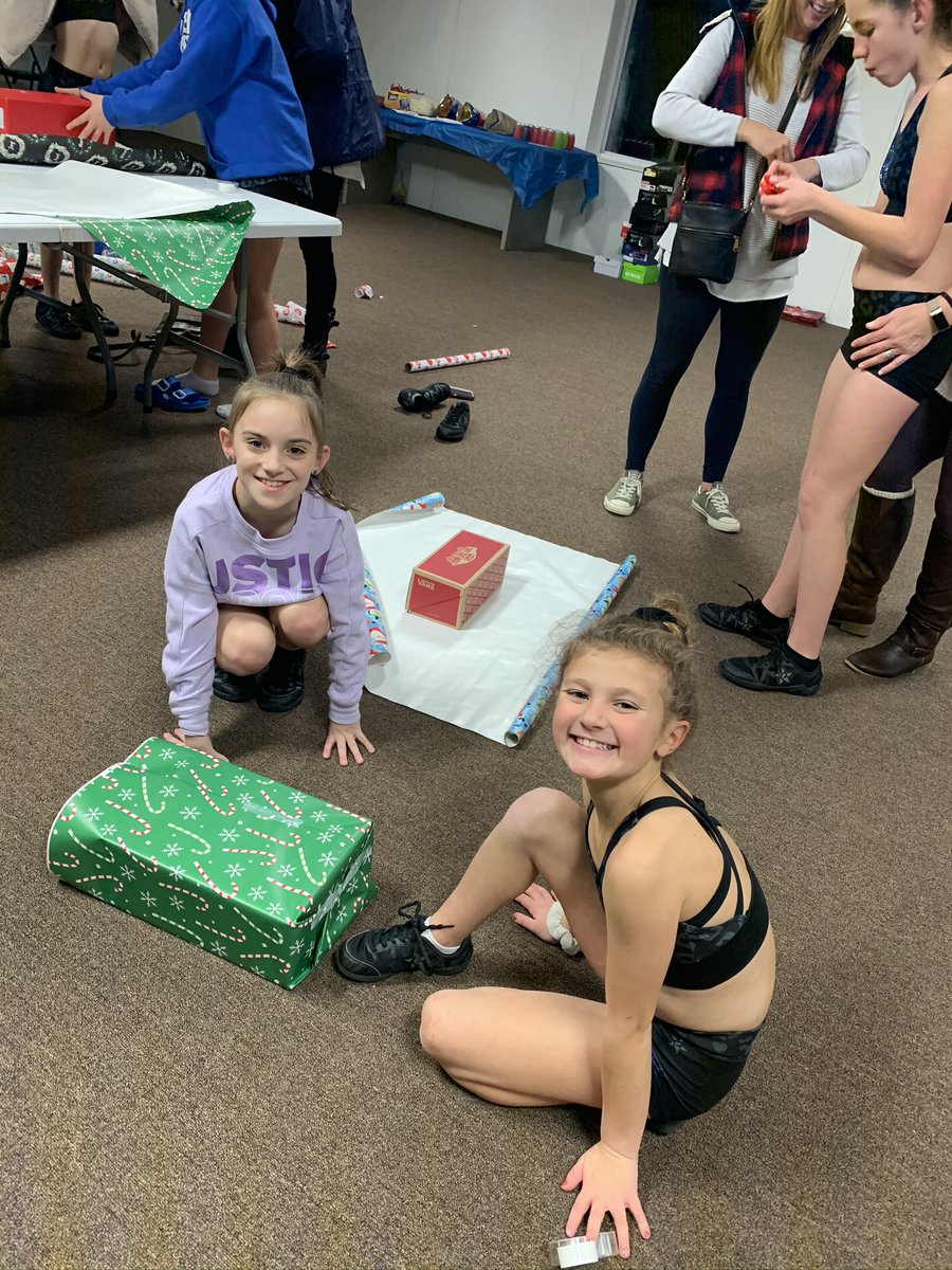 CA_TitaniumCats's tweet photo. TitaniumCats giving back! Santa Shoebox service project ๐ #CAPAgivesback #titaniumcats #santashoebox #giveback #spiritofgiving #holidayspirit #cheerathletics @CA_PittsburghPA https://t.co/ZWAso34BdZ