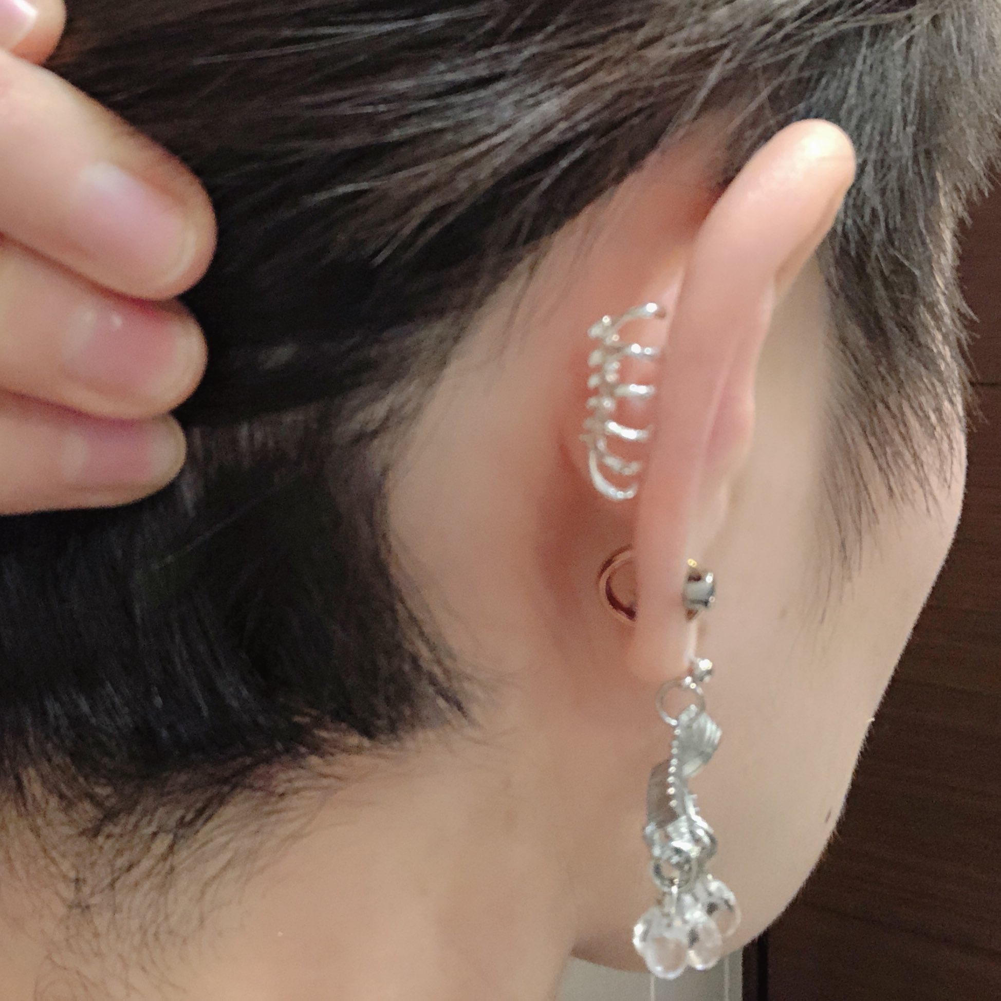 Yome 肋骨ピアスを別の位置に試す ロブ 耳たぶ より上の位置だと パールを裏にしたほうがバランス良い インナーコンク 耳穴近く も試したけど 表に肋骨はやっぱ無理でした 裏側の見えないオシャレになってしまう 見えなさすぎ いきもにあ後夜祭