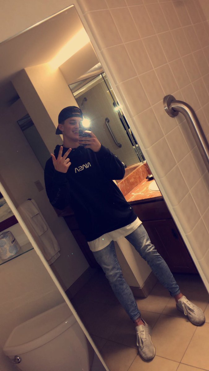 wydaddy00's tweet photo. Couldn’t think of a caption.... but I’m upset I still look the same as when I was 16😂🙄 https://t.co/eo5Larta8c