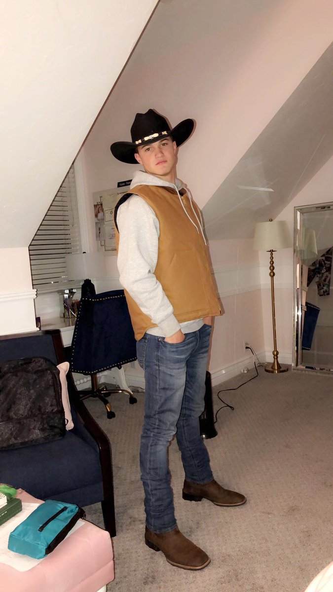 wydaddy00's tweet photo. Couldn’t think of a caption.... but I’m upset I still look the same as when I was 16😂🙄 https://t.co/eo5Larta8c