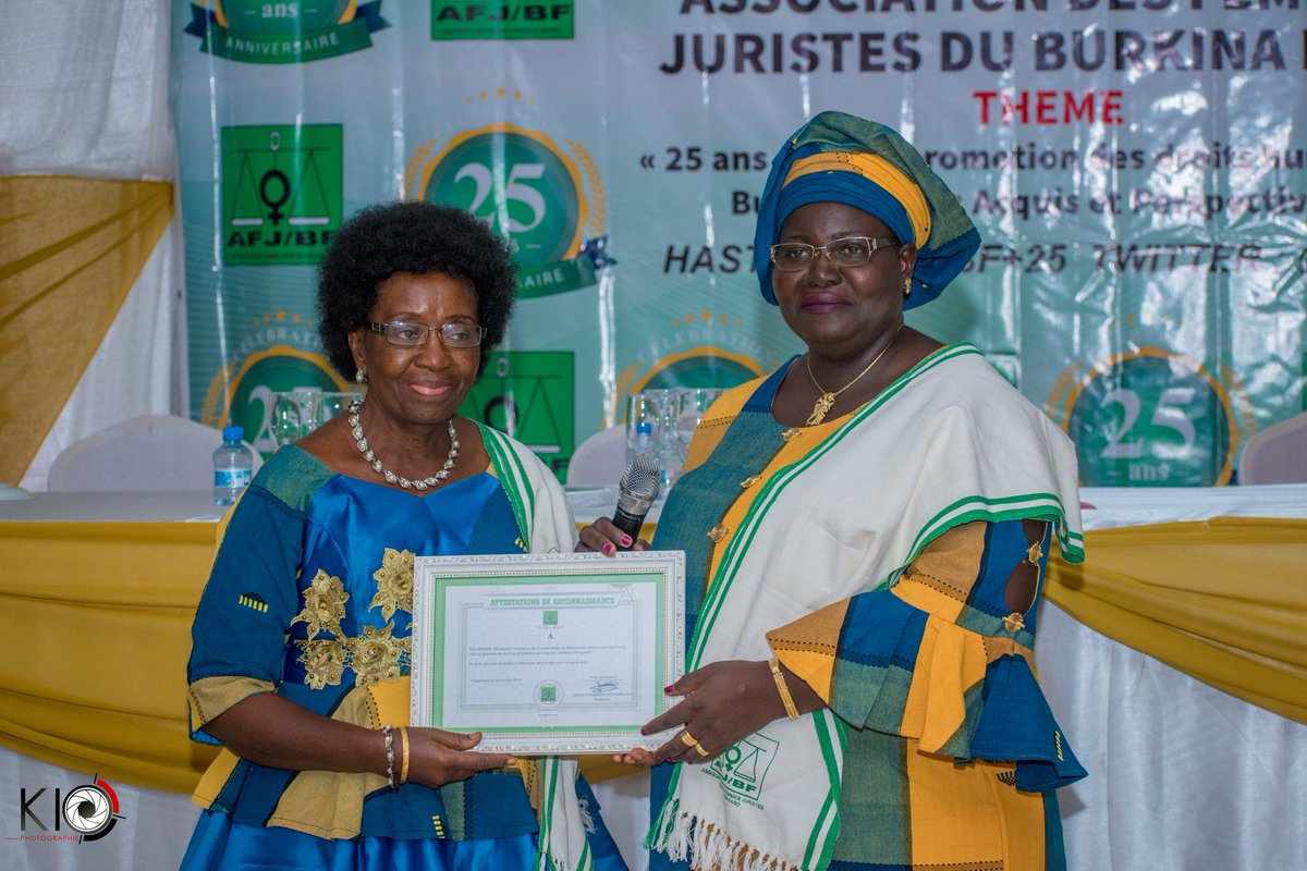 afj_bf's tweet photo. Nos aînées et ancienes présidentes honorées par les plus jeunes lors du 25 ème anniversaire de l'association des femmes juristes ce 29 novembre. #AFJBF25 @UNHumanRights @Thiomcy https://t.co/4DYJaN44wi