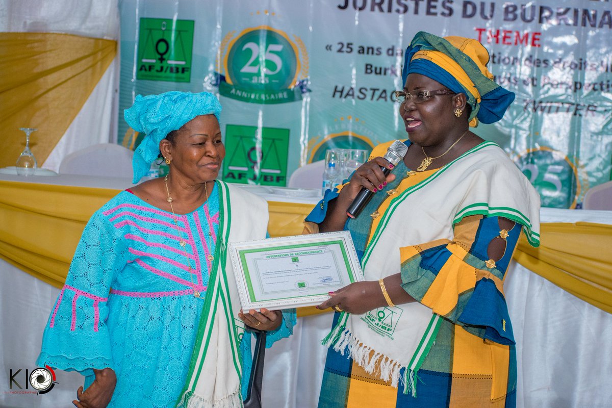 Nos aînées et ancienes présidentes honorées par les plus jeunes lors du 25 ème anniversaire de l'association des femmes juristes ce 29 novembre. #AFJBF25 <a href="/UNHumanRights/">UN Human Rights</a> <a href="/Thiomcy/">W. Cécile Yougbaré Th.</a>