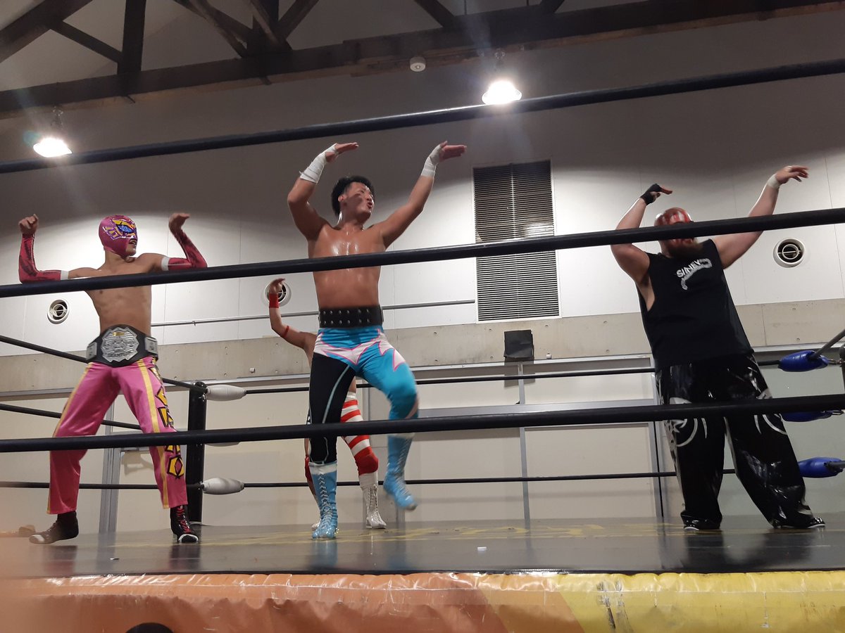 crazypoodle4404's tweet photo. 試合後、王者と挑戦者が、皆で踊っちゃう🤣

＃がむしゃらプロレス
＃トゥルエノ・ゲレーロ
＃HIROYA
＃SUMITH
＃岩国プロレス
＃シドニースティーブンス https://t.co/4idOG6Ybut