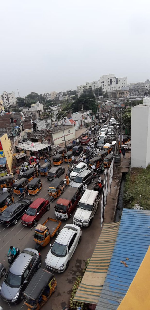 Tolivelugu's tweet image. ముఖ్యమంత్రి వైస్ జగన్మోహన్ రెడ్డి రాకతో గుంటూరు నగర వాసులు ఇబ్బందులకు గురవుతున్నారు.డొంకరోడ్డు లో భారీగా వాహనాలు నిలిచిపోయాయి. ట్రాఫిక్ పోలీసులు లేకపోవడంతో ప్రజల తీవ్ర ఇబ్బందులు..#jagan #Guntur #Trafficproblems