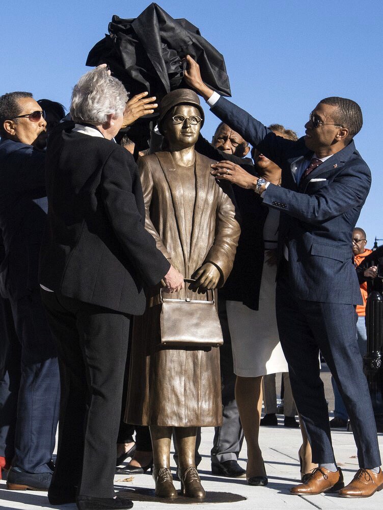 RetroNewsNow's tweet image. 🇺🇸A new statue of civil rights pioneer Rosa Parks was unveiled in Montgomery, Alabama, on the 64th anniversary of Parks’ historic refusal to give up her bus seat to a white man apne.ws/MFzX7dV