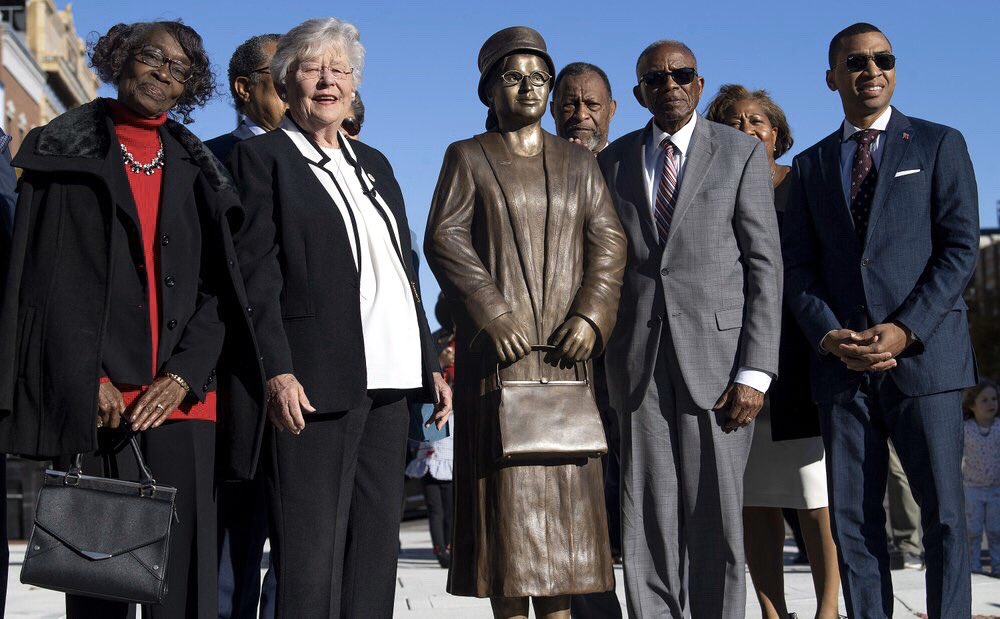 RetroNewsNow's tweet image. 🇺🇸A new statue of civil rights pioneer Rosa Parks was unveiled in Montgomery, Alabama, on the 64th anniversary of Parks’ historic refusal to give up her bus seat to a white man apne.ws/MFzX7dV